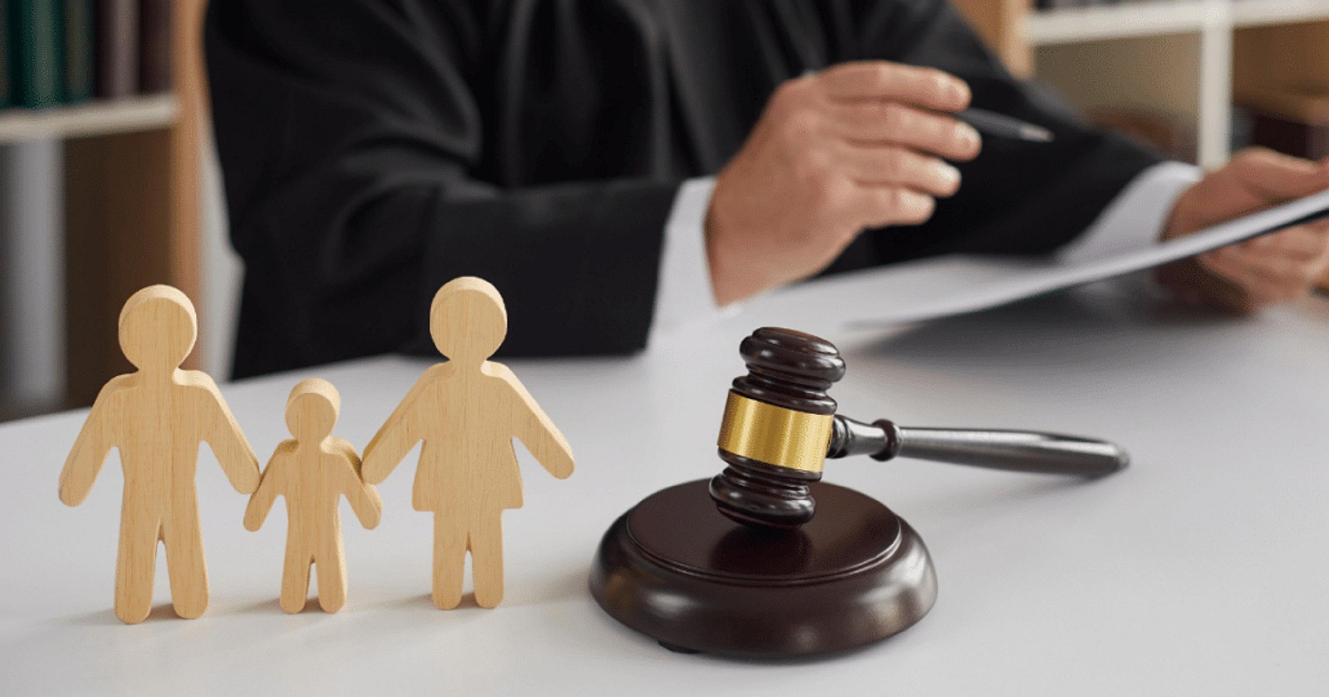 Abogado de derecho familiar con documentos y figuras de familia